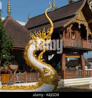 Dragon statue au temple, Chiang Rai, Thaïlande Banque D'Images