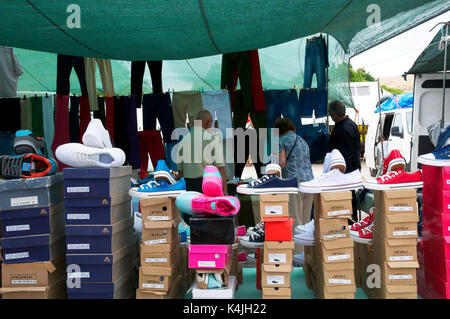 Des chaussures pour la vente du marché de Castro Marim Banque D'Images