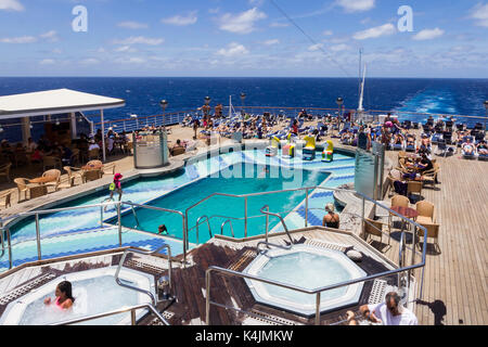 L'arrière de la piscine extérieure de l'entreprise Holland America Oosterdam escales de navires de croisière en mer Banque D'Images