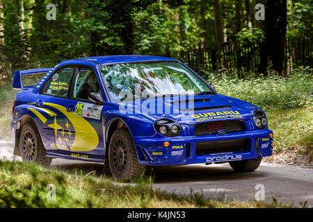 2002 Subaru Impreza s8 wrc sur la scène de rallye forestier avec chauffeur mark courtney au goodwood festival of speed 2017, Sussex, UK. Banque D'Images