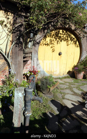 Vue rapprochée d'un trou de hobbit, au cinéma, hobbiton matamata, Waikato, Nouvelle-Zélande Banque D'Images