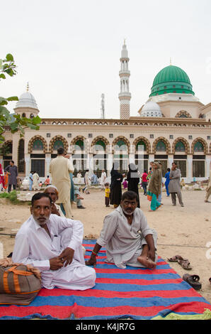 Le sanctuaire soufi de Bari Imam dans la banlieue d'Islamabad, capitale du Pakistan, a été la cible d'un attentat-suicide en 2005. Le sanctuaire est visité par des milliers de personnes chaque mois. Cette série de photos a été fait sur une récente visite au sanctuaire à documenter la manière dont le lieu a transformé après l'attaque. Et sanctuaires soufis chiites au Pakistan ont été la cible du terrorisme pour un long moment au Pakistan. Le Pakistan affirme que ses opérations militaires dans les régions tribales ont considérablement affaibli les terroristes qui n'avait pas de refuge sur la frontière de l'afghanistan au Pakistan. Banque D'Images