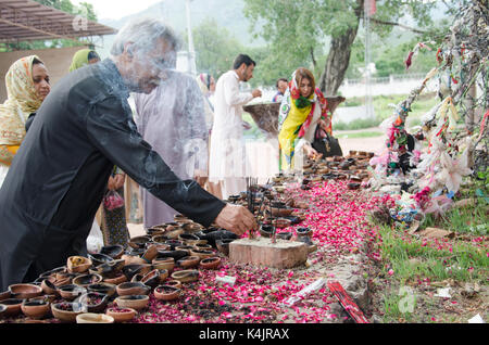 Le sanctuaire soufi de Bari Imam dans la banlieue d'Islamabad, capitale du Pakistan, a été la cible d'un attentat-suicide en 2005. Le sanctuaire est visité par des milliers de personnes chaque mois. Cette série de photos a été fait sur une récente visite au sanctuaire à documenter la manière dont le lieu a transformé après l'attaque. Et sanctuaires soufis chiites au Pakistan ont été la cible du terrorisme pour un long moment au Pakistan. Le Pakistan affirme que ses opérations militaires dans les régions tribales ont considérablement affaibli les terroristes qui n'avait pas de refuge sur la frontière de l'afghanistan au Pakistan. Banque D'Images