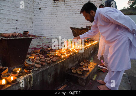 Le sanctuaire soufi de Bari Imam dans la banlieue d'Islamabad, capitale du Pakistan, a été la cible d'un attentat-suicide en 2005. Le sanctuaire est visité par des milliers de personnes chaque mois. Cette série de photos a été fait sur une récente visite au sanctuaire à documenter la manière dont le lieu a transformé après l'attaque. Et sanctuaires soufis chiites au Pakistan ont été la cible du terrorisme pour un long moment au Pakistan. Le Pakistan affirme que ses opérations militaires dans les régions tribales ont considérablement affaibli les terroristes qui n'avait pas de refuge sur la frontière de l'afghanistan au Pakistan. Banque D'Images