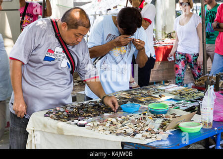 Les clients l'inspection des marchandises sur le marché de l'amulette, Bangkok, Thaïlande Banque D'Images