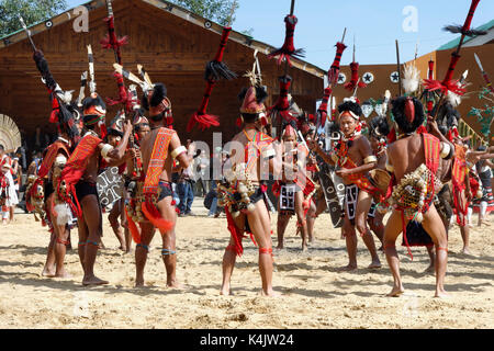 Danses rituelles tribales au hornbill festival, Kohima, Nagaland, l'Inde, l'Asie Banque D'Images