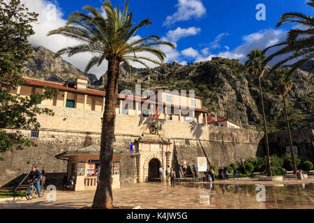 Sea Gate (porte de l'ouest), 16e siècle, ancienne porte de la ville avec des palmiers, st. john's Hill, Kotor, site du patrimoine mondial de l'UNESCO, le Monténégro, Europe Banque D'Images