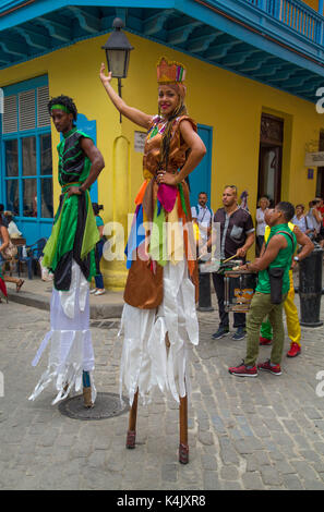 Les danseurs de rue sur échasses, la Habana Vieja, site du patrimoine mondial de l'UNESCO, La Havane, Cuba, Antilles, Amérique centrale Banque D'Images