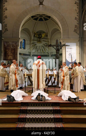 Deacon à notre dame d'ordinations de l'église du travail, Paris, France, Europe Banque D'Images