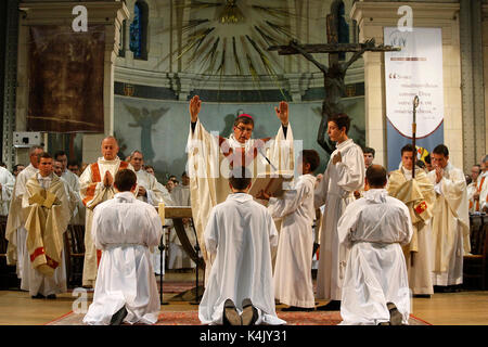 Deacon à notre dame d'ordinations de l'église du travail, Paris, France, Europe Banque D'Images