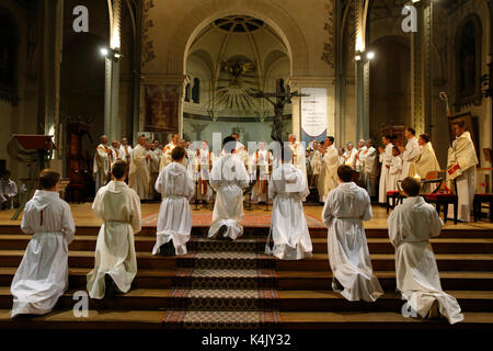 Deacon à notre dame d'ordinations de l'église du travail, Paris, France, Europe Banque D'Images