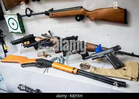 Une sélection d'armes à feu dans une vitrine dans le centre-ville de Brighton. crédit : Terry applin Banque D'Images