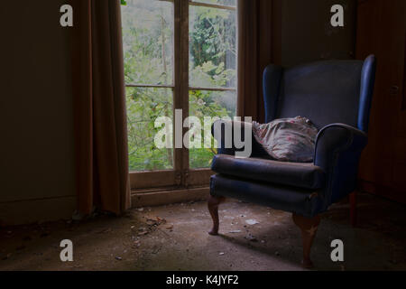 Le presbytère fut un foyer de soins pour les personnes âgées au sein de rampton, cambridgeshire. Il a fermé il y a plusieurs années et est devenu depuis l'abandon. Banque D'Images