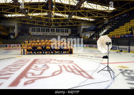 République tchèque de hockey sur glace HC Litvinov Verva pose pour la photo de famille avant la saison 2017-2018, la ligue supplémentaire à Litvinov, en République tchèque, le 6 septembre 2017. La rangée de gauche : chef d'équipe, l'Entraîneur Miroslav Rykl Fitness Ondrej Jezek, Frantisek Gerhat, Daniel Sorvik, Josh Nicholls, Richard Nejezchleb, Karel Pilar, Marek Baranek, Lukas Valek, Miloslav Horava, Entraîneur Gardiens Zdenek Orct, Vidéo Coach Viktor Lukes. Rangée de gauche Centre : Javansky masseur kinésithérapeute Milan, Frantisek Pinc, Lukas Doudera Hanzl, Martin, Ondrej Havlicek, Jiri Dolezal, Stanislav Dietz, Zbynek Sklenicka, Jiri Gula, Banque D'Images