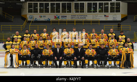 République tchèque de hockey sur glace HC Litvinov Verva pose pour la photo de famille avant la saison 2017-2018, la ligue supplémentaire à Litvinov, en République tchèque, le 6 septembre 2017. La rangée de gauche : chef d'équipe, l'Entraîneur Miroslav Rykl Fitness Ondrej Jezek, Frantisek Gerhat, Daniel Sorvik, Josh Nicholls, Richard Nejezchleb, Karel Pilar, Marek Baranek, Lukas Valek, Miloslav Horava, Entraîneur Gardiens Zdenek Orct, Vidéo Coach Viktor Lukes. Rangée de gauche Centre : Javansky masseur kinésithérapeute Milan, Frantisek Pinc, Lukas Doudera Hanzl, Martin, Ondrej Havlicek, Jiri Dolezal, Stanislav Dietz, Zbynek Sklenicka, Jiri Gula, Banque D'Images