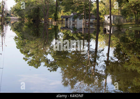 Beaumont, Texas USA le 5 septembre 2017 : inondations dans les zones résidentielles de Beaumont, Texas continue à être un problème 11 jours après le passage de Harvey a ravagé la côte du Texas. Des milliers de personnes continuent de vivre dans des abris près de deux semaines après la tempête. Credit : Bob Daemmrich/Alamy Live News Banque D'Images