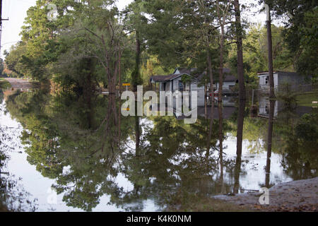 Beaumont, Texas USA le 5 septembre 2017 : inondations dans les zones résidentielles de Beaumont, Texas continue à être un problème 11 jours après le passage de Harvey a ravagé la côte du Texas. Des milliers de personnes continuent de vivre dans des abris près de deux semaines après la tempête. Credit : Bob Daemmrich/Alamy Live News Banque D'Images