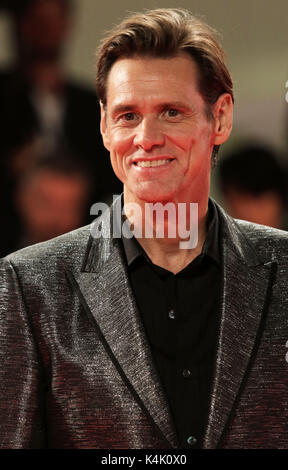 L'Europe, Italie, Lido di Venezia, 05 septembre, 2017 : l'acteur Jim Carrey au tapis rouge du film 'Jim et Andy : l'au-delà' , directeur Chris Smith, 74e Festival International du Film de Venise © Crédit Ottavia Da Re/Sintesi/Alamy Live News Banque D'Images