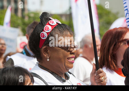 La ferraille de la MRC le rallye Cap : la Place du Parlement, Londres UK. 6 Septembre, 2017. Mrc (Royal Collage of Nursing) membres stade un rallye à dire au gouvernement britannique qu'est le temps d'abolir le plafond pour payer des soins infirmiers. Crédit : Steve Parkins/Alamy Live News Banque D'Images