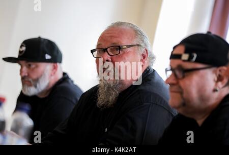 Berlin, Allemagne. 06 Sep, 2017. Dirk Faehnrich (L-R), André Sommer et Django, tous les membres des Hells Angels MC nomades sont lors d'une conférence de presse à Berlin, Allemagne, 06 septembre 2017. La raison est d'une prochaine manifestation contre l'interdiction du club. Photo : Kay Nietfeld/dpa/Alamy Live News Banque D'Images