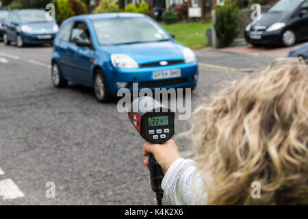 Brentwood Essex Septembre 6 2017.Community les bénévoles surveillent la vitesse maximale des véhicules à l'aide d'un appareil de mesure. Les conducteurs de plus de la limite de vitesse sont a envoyé une lettre d'avertissement Crédit : Ian Davidson/Alamy Live News Banque D'Images