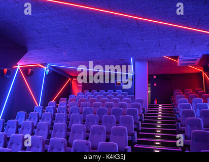 Berlin, Allemagne. 06 Sep, 2017. L'une des nouvelles salles de cinéma est allumé en bleu dans le cinéma Lux delphi à Berlin, Allemagne, 06 septembre 2017. L'ouverture du nouveau cinéma se déroulera le 06 septembre 2017. Photo : Jens Kalaene Zentralbild-/dpa/dpa/Alamy Live News Banque D'Images