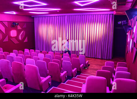 Berlin, Allemagne. 06 Sep, 2017. L'une des nouvelles salles de cinéma est éclairé en violet dans le cinéma Lux delphi à Berlin, Allemagne, 06 septembre 2017. L'ouverture du nouveau cinéma se déroulera le 06 septembre 2017. Photo : Jens Kalaene Zentralbild-/dpa/dpa/Alamy Live News Banque D'Images