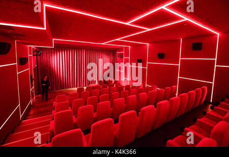 Berlin, Allemagne. 06 Sep, 2017. L'une des nouvelles salles de cinéma s'allume en rouge dans le cinéma Lux delphi à Berlin, Allemagne, 06 septembre 2017. L'ouverture du nouveau cinéma se déroulera le 06 septembre 2017. Photo : Jens Kalaene Zentralbild-/dpa/dpa/Alamy Live News Banque D'Images