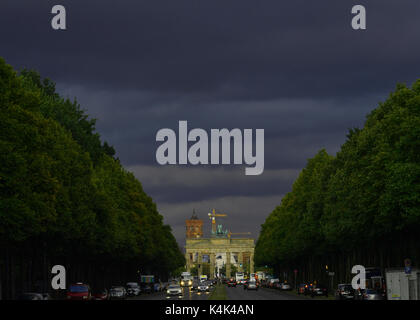 Berlin, Allemagne. 06 Sep, 2017. Sombres nuages peut être vu au-dessus de la porte de Brandebourg à Berlin, Allemagne, 06 septembre 2017. Photo : Paul Zinken/dpa/Alamy Live News Banque D'Images