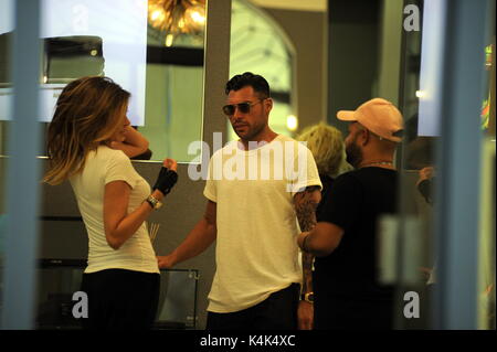 Milan, Aida Yespica et petit ami Giuseppe Lama shopping avant le GF Accueil vip quelques heures après le départ pour assister le grand frère VIP, Aida Yespica vient au centre avec son petit ami, le 30-year-old entrepreneur napolitain Giuseppe Lama, dit Geppy, fils d'une famille célèbre qui travaille dans le monde de l'optique, et accompagné d'un ami, ils vont faire du shopping. Ici, ils marchent dans la via Montenapoleone, après avoir été à Corso Vittorio Emanuele, et après avoir salué quelques amis, entrez Joshua F.'s boutique pour acheter des chaussures. Banque D'Images