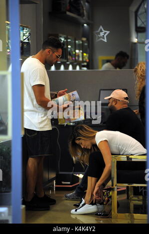 Milan, Aida Yespica et petit ami Giuseppe Lama shopping avant le GF Accueil vip quelques heures après le départ pour assister le grand frère VIP, Aida Yespica vient au centre avec son petit ami, le 30-year-old entrepreneur napolitain Giuseppe Lama, dit Geppy, fils d'une famille célèbre qui travaille dans le monde de l'optique, et accompagné d'un ami, ils vont faire du shopping. Ici, ils marchent dans la via Montenapoleone, après avoir été à Corso Vittorio Emanuele, et après avoir salué quelques amis, entrez Joshua F.'s boutique pour acheter des chaussures. Banque D'Images