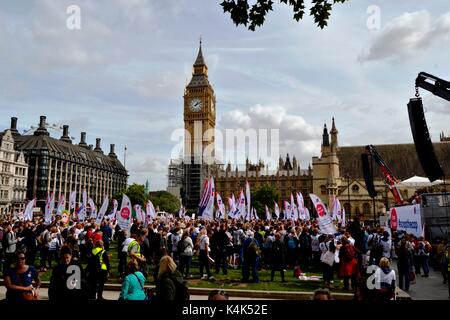 Londres, Royaume-Uni. 06 sep, 2017. Des milliers d'infirmières manifestation à Westminster, Londres contre les réductions de salaires 6 septembre, 2017 Crédit : Ajit wick/Alamy live news Banque D'Images