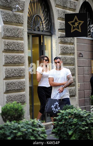 Milan, Aida Yespica et petit ami Giuseppe Lama shopping avant le GF Accueil vip quelques heures après le départ pour assister le grand frère VIP, Aida Yespica vient au centre avec son petit ami, le 30-year-old entrepreneur napolitain Giuseppe Lama, dit Geppy, fils d'une famille célèbre qui travaille dans le monde de l'optique, et accompagné d'un ami, ils vont faire du shopping. Ici, ils marchent dans la via Montenapoleone, après avoir été à Corso Vittorio Emanuele, et après avoir salué quelques amis, entrez Joshua F.'s boutique pour acheter des chaussures. Banque D'Images