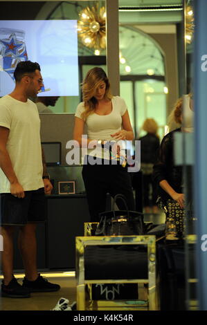 Milan, Aida Yespica et petit ami Giuseppe Lama shopping avant le GF Accueil vip quelques heures après le départ pour assister le grand frère VIP, Aida Yespica vient au centre avec son petit ami, le 30-year-old entrepreneur napolitain Giuseppe Lama, dit Geppy, fils d'une famille célèbre qui travaille dans le monde de l'optique, et accompagné d'un ami, ils vont faire du shopping. Ici, ils marchent dans la via Montenapoleone, après avoir été à Corso Vittorio Emanuele, et après avoir salué quelques amis, entrez Joshua F.'s boutique pour acheter des chaussures. Banque D'Images