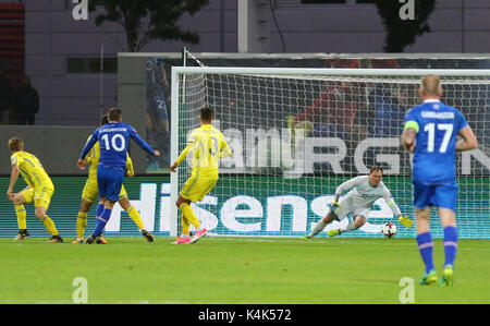 Reykjavik, Islande. 5 Septembre, 2017. Gylfi Sigurdsson d'Islande (# 10) marque un but lors de la Coupe du Monde FIFA 2018 match de qualification contre l'Ukraine au stade de Laugardalsvollur à Reykjavik, Islande. L'Islande a gagné 2-0. Crédit : Oleksandr Prykhodko/Alamy Live News Banque D'Images