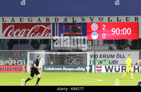 Reykjavik, Islande. 5 Septembre, 2017. Note finale sur un tableau de bord de Laugardalsvollur stade lors de la Coupe du Monde FIFA 2018 jeu admissible v Ukraine l'Islande à Reykjavik, en Islande. L'Islande a gagné 2-0. Crédit : Oleksandr Prykhodko/Alamy Live News Banque D'Images