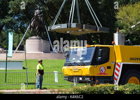 Dallas au Texas le 6 septembre 2017 : Un équipage se prépare à déposer la statue du général Robert E Lee de Lee Park. Comme ils étaient à trouver comment soulever la statue de sa base d'un juge de la cour de district a rendu une ordonnance provisoire empêchant le conseil de ville, qui a voté 13-1 ce matin, à partir de la statue de retirer immédiatement et de la placer dans le stockage. 14 Sept 2017 : Après plusieurs retards logistiques et la statue de Robert E Lee a été supprimée le 14 septembre et placés sur une installation de stockage. Credit : D Guest Smith/Alamy Live News Banque D'Images