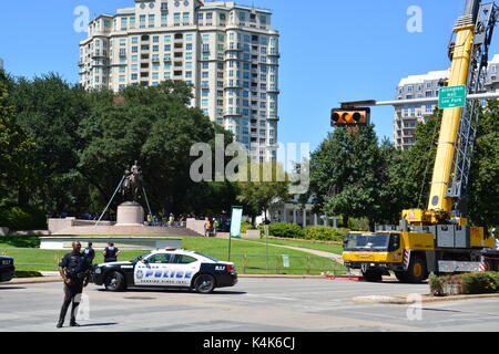 Dallas au Texas le 6 septembre 2017 : Un équipage se prépare à déposer la statue du général Robert E Lee de Lee Park. Comme ils étaient à trouver comment soulever la statue de sa base d'un juge de la cour de district a rendu une ordonnance provisoire empêchant le conseil de ville, qui a voté 13-1 ce matin, à partir de la statue de retirer immédiatement et de la placer dans le stockage. 14 Sept 2017 : Après plusieurs retards logistiques et la statue de Robert E Lee a été supprimée le 14 septembre et placés sur une installation de stockage. Credit : D Guest Smith/Alamy Live News Banque D'Images