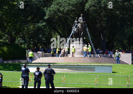 Dallas au Texas le 6 septembre 2017 : Un équipage se prépare à déposer la statue du général Robert E Lee de Lee Park. Comme ils étaient à trouver comment soulever la statue de sa base d'un juge de la cour de district a rendu une ordonnance provisoire empêchant le conseil de ville, qui a voté 13-1 ce matin, à partir de la statue de retirer immédiatement et de la placer dans le stockage. 14 Sept 2017 : Après plusieurs retards logistiques et la statue de Robert E Lee a été supprimée le 14 septembre et placés sur une installation de stockage. Credit : D Guest Smith/Alamy Live News Banque D'Images