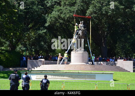 Dallas au Texas le 6 septembre 2017 : Un équipage se prépare à déposer la statue du général Robert E Lee de Lee Park. Comme ils étaient à trouver comment soulever la statue de sa base d'un juge de la cour de district a rendu une ordonnance provisoire empêchant le conseil de ville, qui a voté 13-1 ce matin, à partir de la statue de retirer immédiatement et de la placer dans le stockage. 14 Sept 2017 : Après plusieurs retards logistiques et la statue de Robert E Lee a été supprimée le 14 septembre et placés sur une installation de stockage. Credit : D Guest Smith/Alamy Live News Banque D'Images