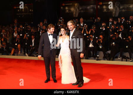 ITALIE, Venise: Du Directeur de droite Fernando Leon de Aranoa, actrice Penelope Cruz, acteur Javier Bardem assiste à la première du film 'Loving Pablo' lors du 74e Festival International du film de Venise au Lido de Venise le 6 septembre 2017. Crédit: Andrea Spinelli/Alay Live News Banque D'Images