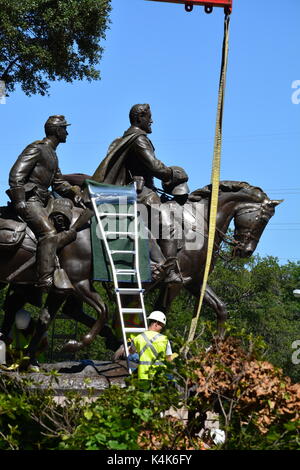 Dallas au Texas le 6 septembre 2017 : Un équipage se prépare à déposer la statue du général Robert E Lee de Lee Park. Comme ils étaient à trouver comment soulever la statue de sa base d'un juge de la cour de district a rendu une ordonnance provisoire empêchant le conseil de ville, qui a voté 13-1 ce matin, à partir de la statue de retirer immédiatement et de la placer dans le stockage. 14 Sept 2017 : Après plusieurs retards logistiques et la statue de Robert E Lee a été supprimée le 14 septembre et placés sur une installation de stockage. Credit : D Guest Smith/Alamy Live News Banque D'Images