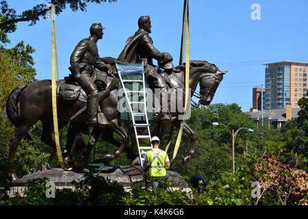 Dallas au Texas le 6 septembre 2017 : Un équipage se prépare à déposer la statue du général Robert E Lee de Lee Park. Comme ils étaient à trouver comment soulever la statue de sa base d'un juge de la cour de district a rendu une ordonnance provisoire empêchant le conseil de ville, qui a voté 13-1 ce matin, à partir de la statue de retirer immédiatement et de la placer dans le stockage. 14 Sept 2017 : Après plusieurs retards logistiques et la statue de Robert E Lee a été supprimée le 14 septembre et placés sur une installation de stockage. Credit : D Guest Smith/Alamy Live News Banque D'Images