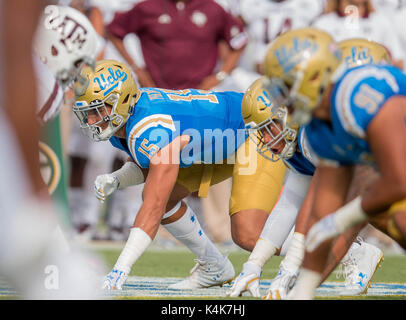 Pasadena, CA. Sep, 2017 3. Le joueur de ligne défensive de l'UCLA (15) Jaelen Phillips s'apprête à adopter pendant le jeu rush entre le Texas A&M Aggies vs l'UCLA Bruins. UCLA a défait l'Université Texas A&M 45-44 le dimanche, Septembre 3, 2017 au Rose Bowl de Pasadena, Californie. (Crédit obligatoire : Juan Lainez/MarinMedia.org/Cal Sport Media) (photographe complet, et de crédit crédit obligatoire) : csm/Alamy Live News Banque D'Images