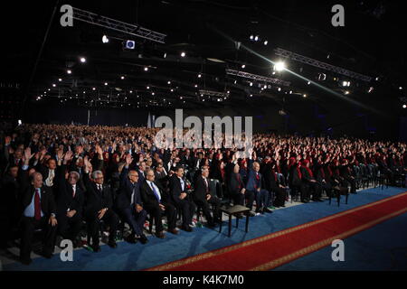 Le MEK, Tirana, Albanie. 06 Sep, 2017. L'opposition iranienne, l'Organisation des Moudjahidine du peuple d'Iran (OMPI/MEK) a célébré le 52e anniversaire de sa fondation par l'élection d'un nouveau secrétaire général, Zahra Merrikhi dans un de leurs centres de formation à Tirana le 6 septembre 2017. Merrikhi, un membre vétéran de l'OMPI se sont engagés à allouer toutes les ressources de l'OMPI à établir la liberté et la démocratie en Iran. Credit : Siavosh Hosseini/Alamy Live News Banque D'Images