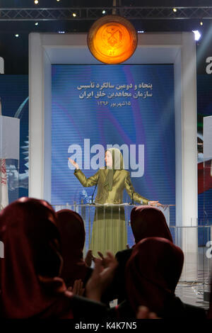 Maryam Radjavi, Tirana, Albanie. 06 Sep, 2017. Maryam Radjavi Zahra Merrikhi féliciter pour son élection en tant que nouveau Secrétaire général de l'opposition iranienne, principe de l'Organisation des Moudjahidine du peuple d'Iran (OMPI/MEK) dans l'un des centres de MEK à Tirana le 6 septembre 2017. Merrikhi, un membre vétéran de l'OMPI se sont engagés à allouer toutes les ressources de l'OMPI à établir la liberté et la démocratie en Iran. Credit : Siavosh Hosseini/Alamy Live News Banque D'Images