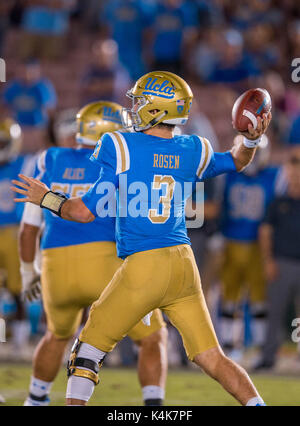Pasadena, CA. Sep, 2017 3. Le quart-arrière de l'UCLA (3) Josh Rosen en action pendant le match entre le Texas A&M Aggies vs l'UCLA Bruins. UCLA a défait l'Université Texas A&M 45-44 le dimanche, Septembre 3, 2017 au Rose Bowl de Pasadena, Californie. (Crédit obligatoire : Juan Lainez/MarinMedia.org/Cal Sport Media) (photographe complet, et de crédit crédit obligatoire) : csm/Alamy Live News Banque D'Images