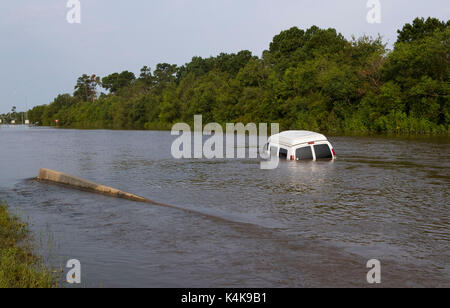 Orange. texas usa sept. 6, 2017 : la sabine inondées rivière qui sépare la frontière du Texas et Louisiane continue de déborder ses rives près de deux semaines après l'ouragan Harvey fait landfalll sur la côte du Texas. crédit : bob daemmrich/Alamy live news Banque D'Images