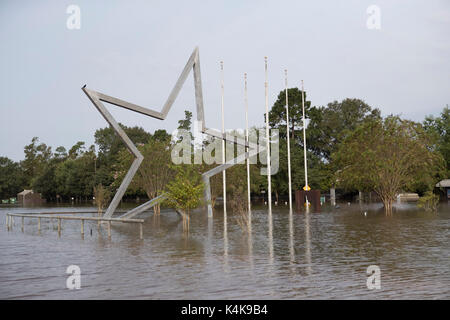 Orange, USA. 06 Sep, 2017. Orange. Au Texas le 6 septembre 2017 : La rivière Sabine inondées qui sépare la frontière du Texas et de Louisiane continue de déborder ses rives près de deux semaines après l'ouragan Harvey fait landfalll sur la côte du Texas. Credit : Bob Daemmrich/Alamy Live News Banque D'Images