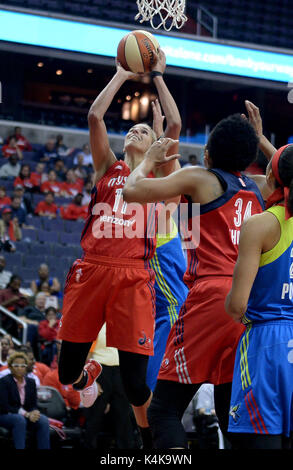 Washington, DC, USA. Sep 6, 2017. 20170906 - Washington Mystics avant ELENE DELLE DONNE (11) marque contre Dallas avant ailes THERESA PLAISANCE (55), de retour, dans la première moitié de la première série de jeu dans le WNBA playoffs à Capital One Arena à Washington. Credit : Chuck Myers/ZUMA/Alamy Fil Live News Banque D'Images